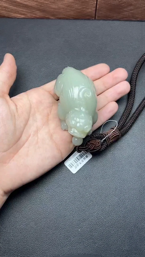 吊坠(赠链)未镶嵌和田玉且末微色差近矿貔貅吊坠