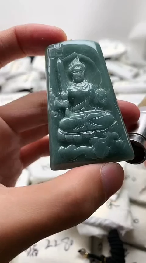 翡翠未镶嵌颈饰不动
