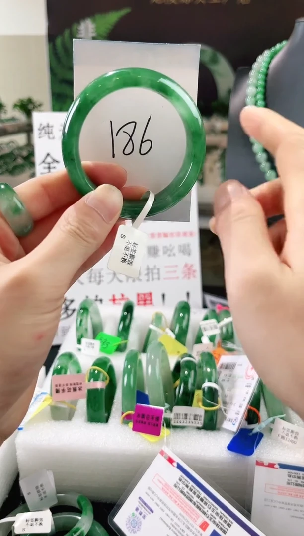 未镶嵌手镯石英质玉（非洲翠）微瑕一经发货运费不退介意勿拍