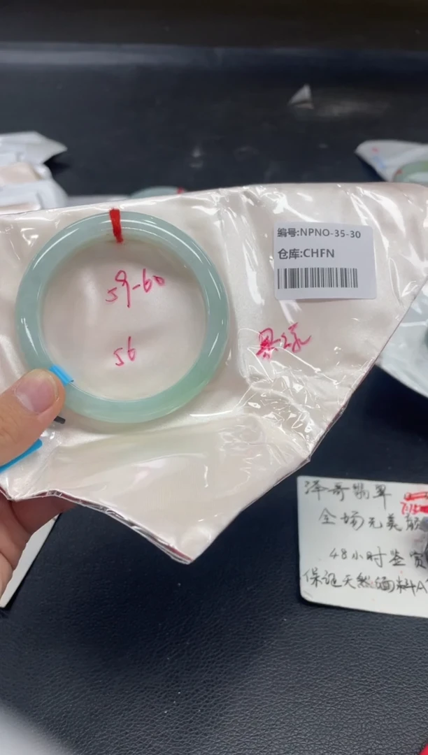 翡翠手镯未镶嵌翡翠手镯