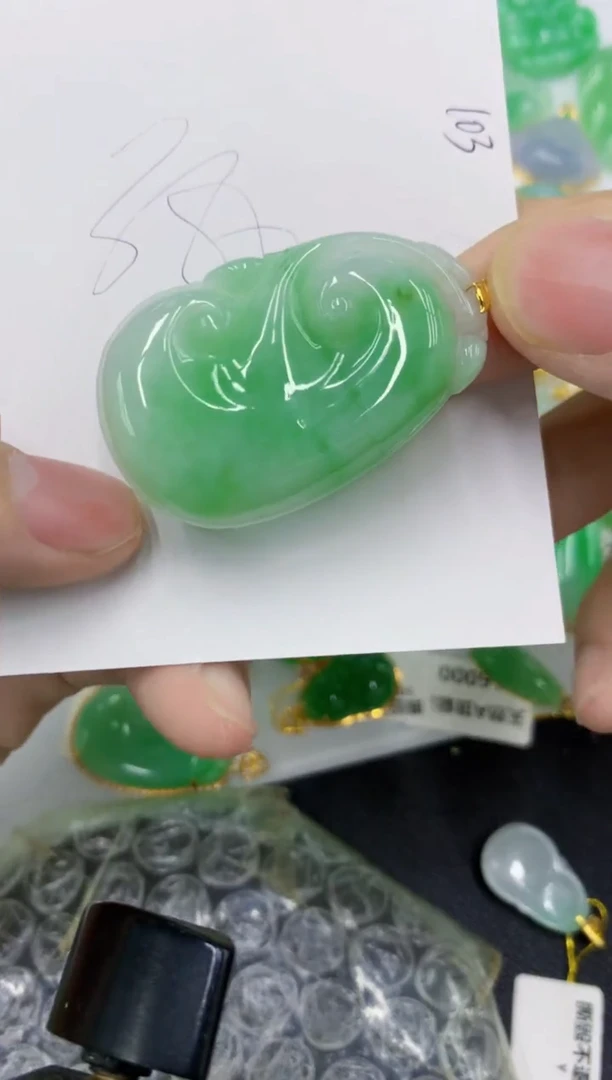 颈饰18K金镶嵌翡翠111111111111