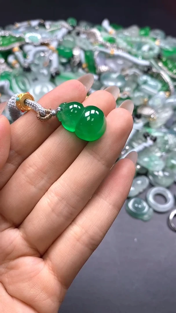 颈饰未镶嵌翡翠(配扣头多样性发其一）100