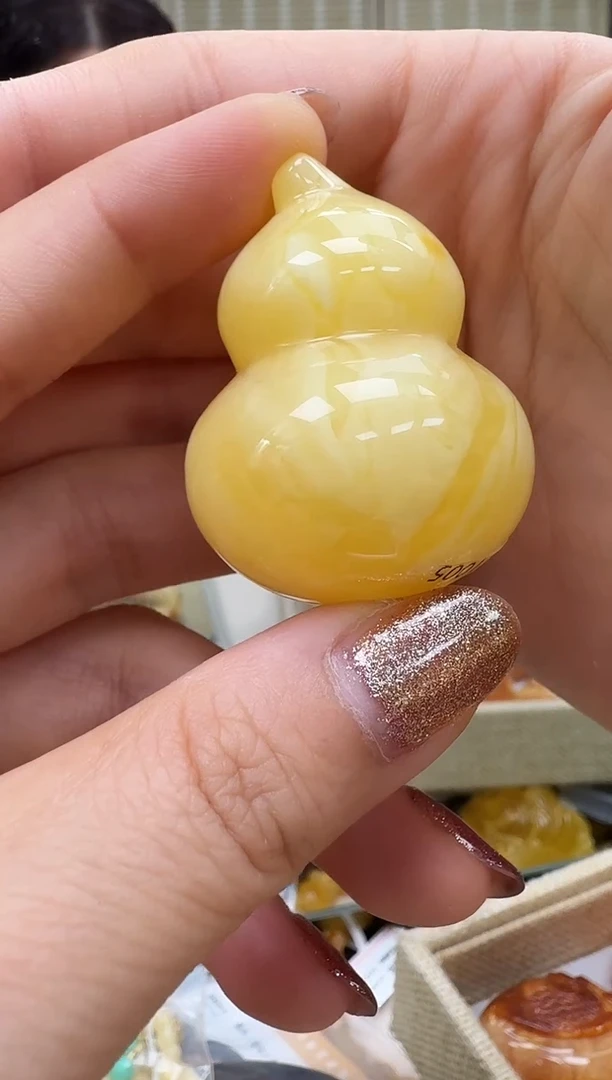 未镶嵌颈饰琥珀如图