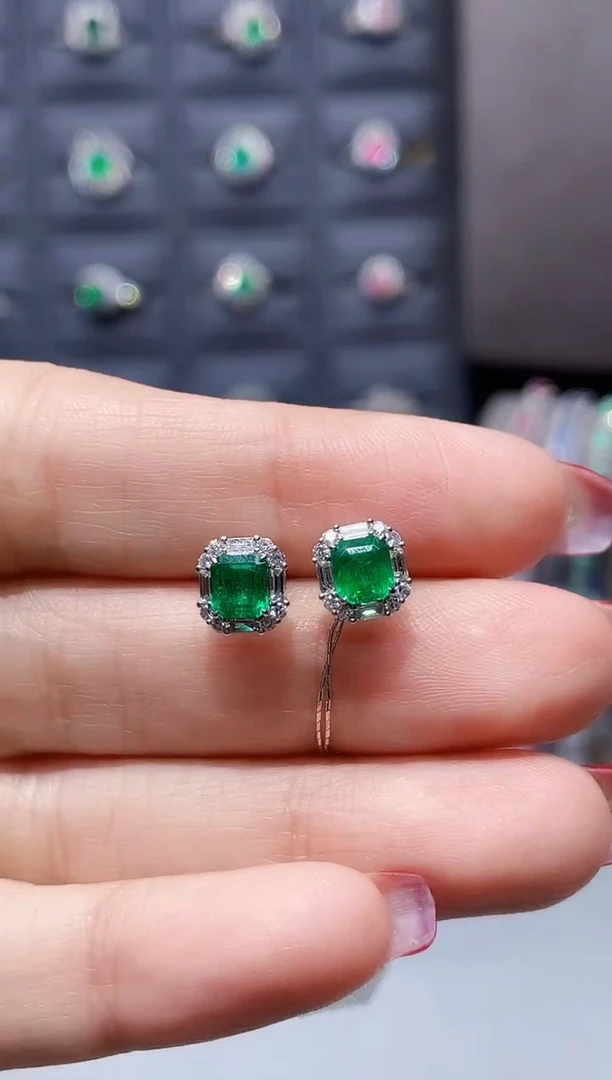 【闪购商品】祖母绿耳饰18K金镶嵌1.12克拉