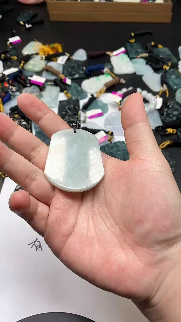 翡翠未镶嵌颈饰 多样性发其一