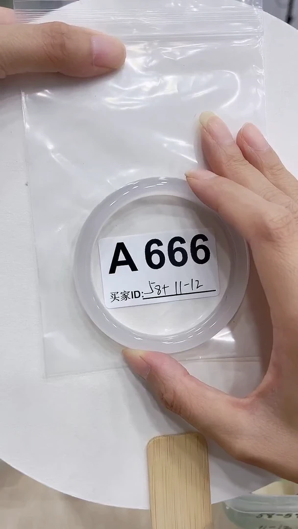 玛瑙/玉髓手镯未镶嵌A666
