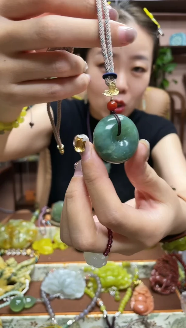 未镶嵌蛇纹石玉颈饰·