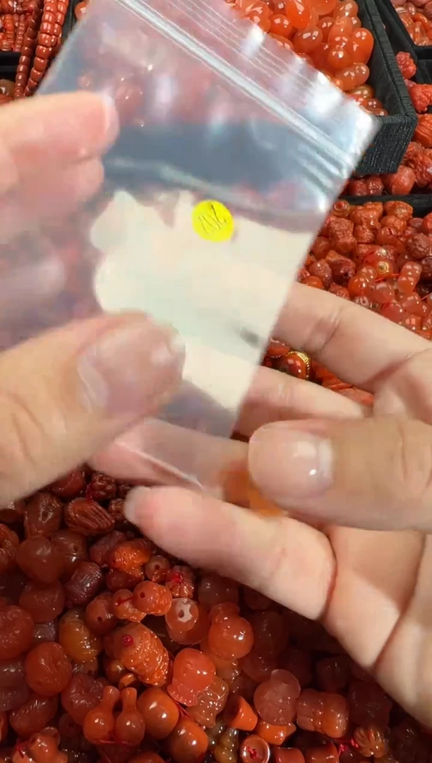 南红玛瑙未镶嵌颈饰1