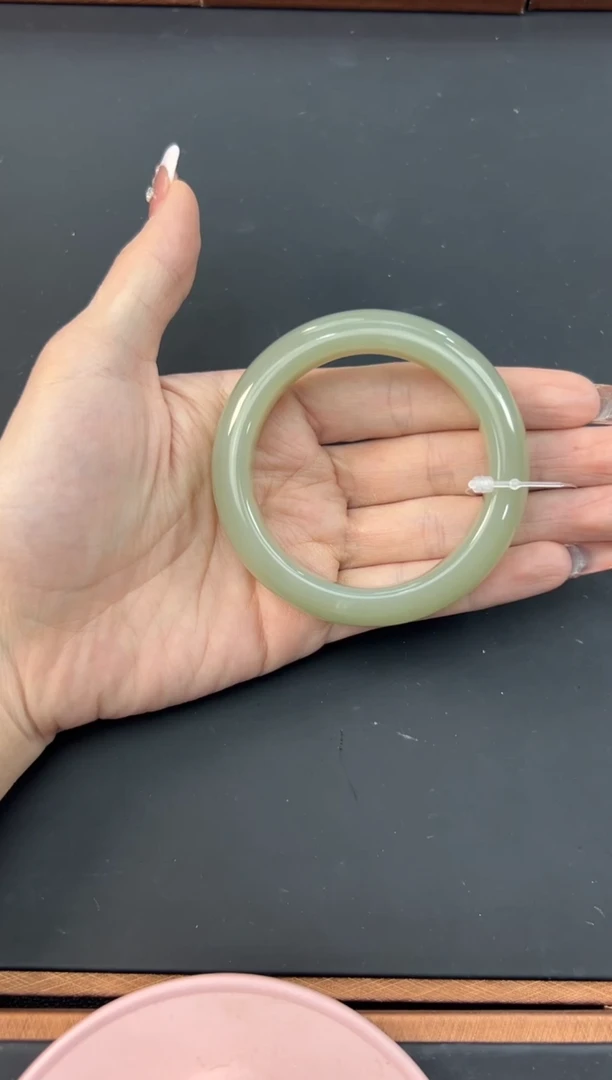 【闪购商品】和田玉手镯未镶嵌且末微色差近矿53手镯