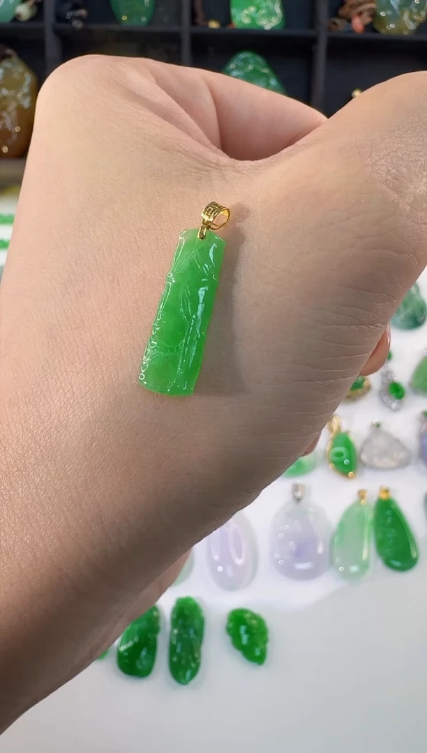 颈饰18K金镶嵌翡翠缅甸A货翡翠