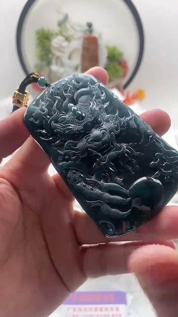 颈饰未镶嵌翡翠龙牌