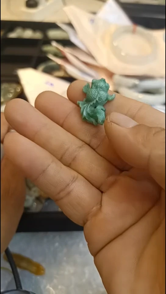 翡翠未镶嵌吊坠(不含链)金鱼