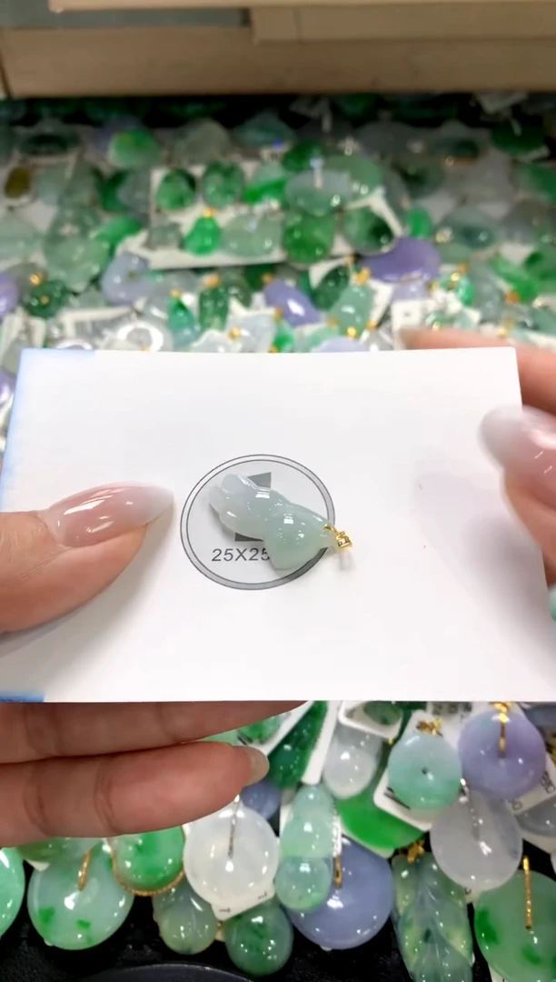 颈饰18K金镶嵌翡翠1111111111111111