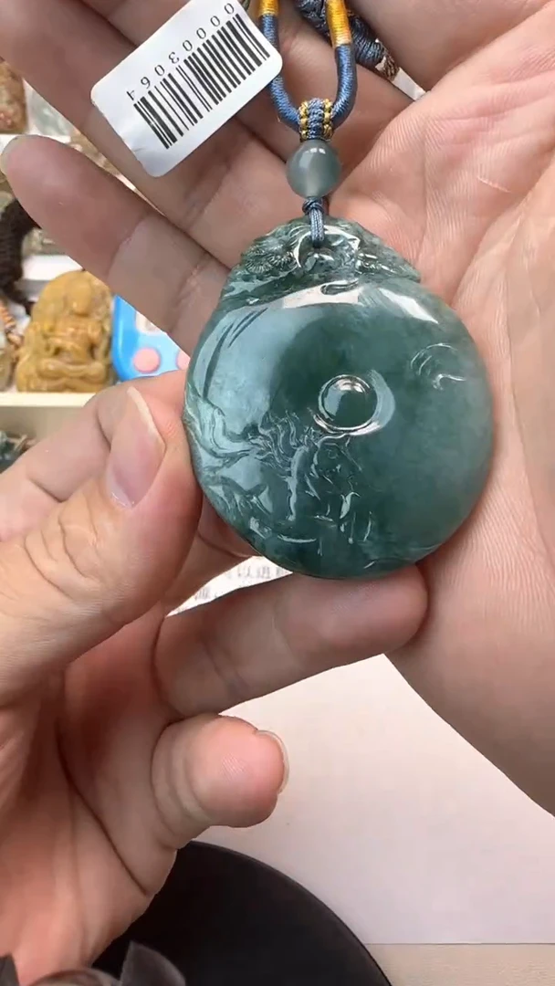 颈饰未镶嵌翡翠邹****?天然翡翠