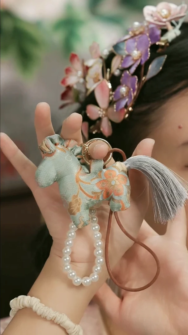 刺绣湘传礼小马挂件