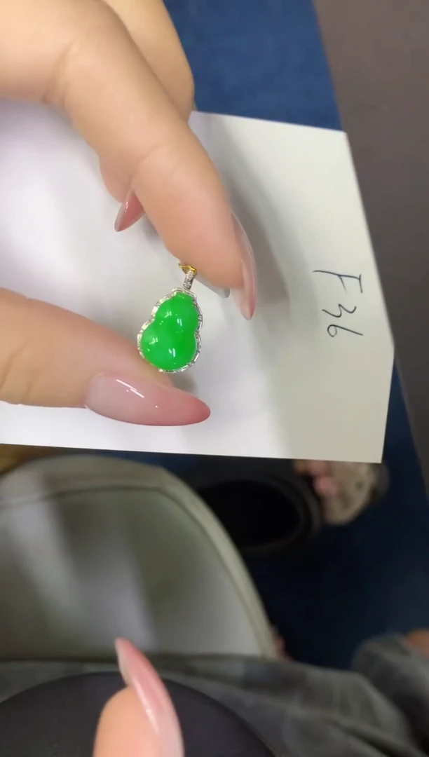 翡翠18K金镶嵌颈饰缅甸天然翡翠A货