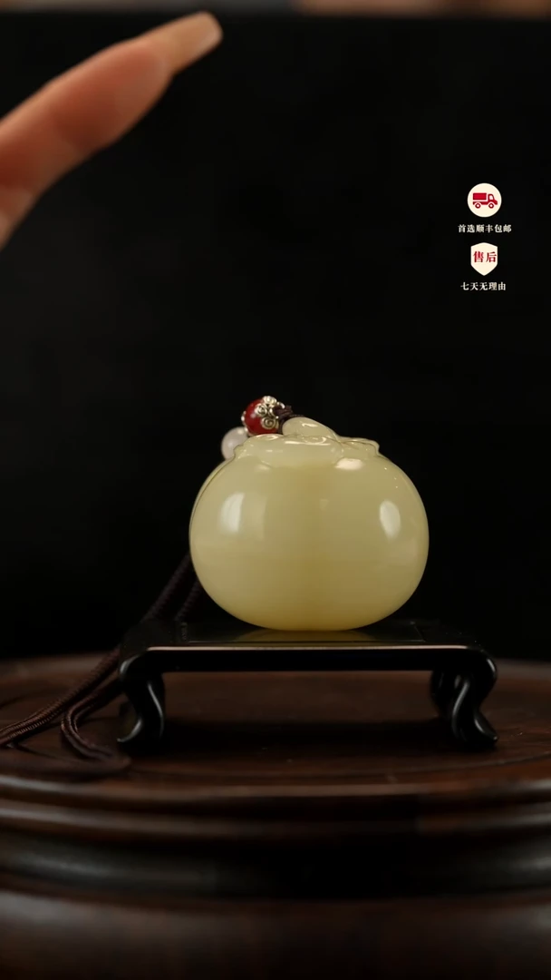 云南石竹叶青雕刻：柿柿如意手把件
