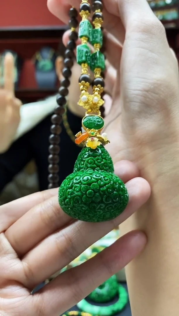 颈饰未镶嵌翡翠地吊坠