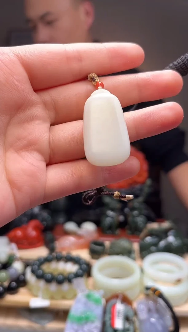 颈饰未镶嵌和田玉吊坠