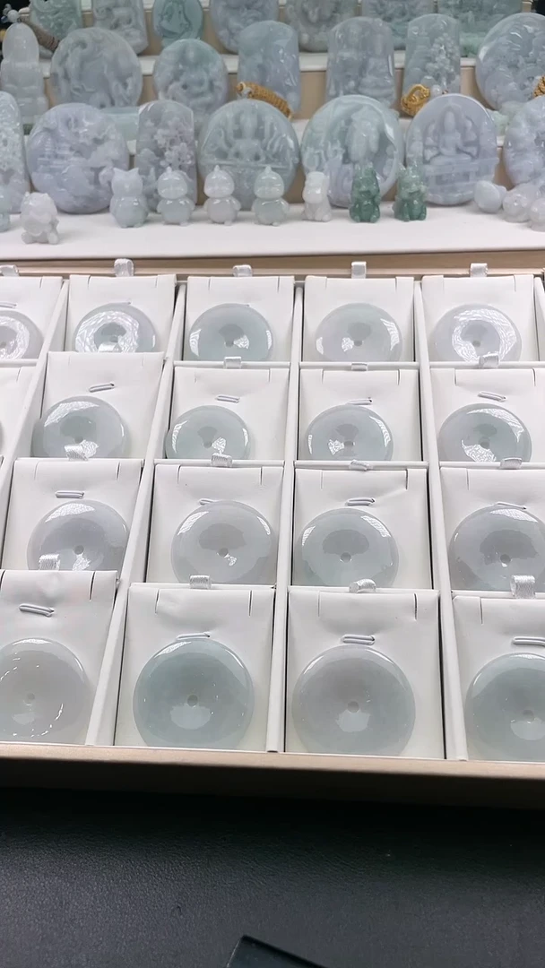 翡翠未镶嵌颈饰..../7/4/ 141多样性发其一