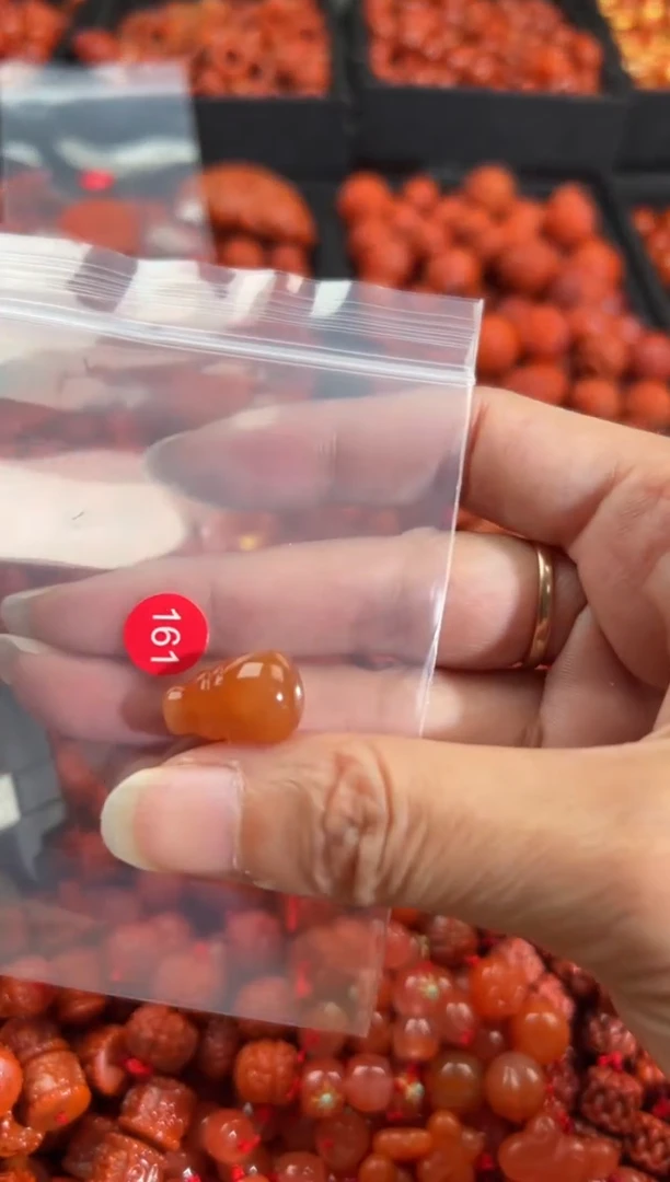 南红玛瑙未镶嵌颈饰1