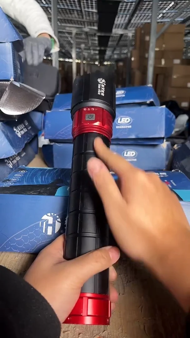 f2强光手电筒（带两组电池）