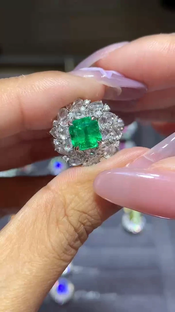 18K金镶嵌戒指祖母绿1.6CT