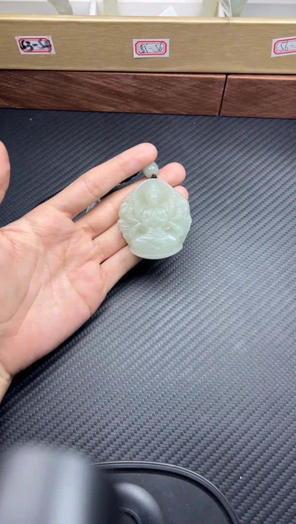 吊坠(赠链)未镶嵌和田玉且末微色差近矿吊坠