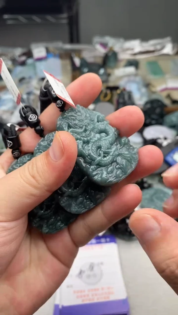 翡翠未镶嵌颈饰 多样性发其一