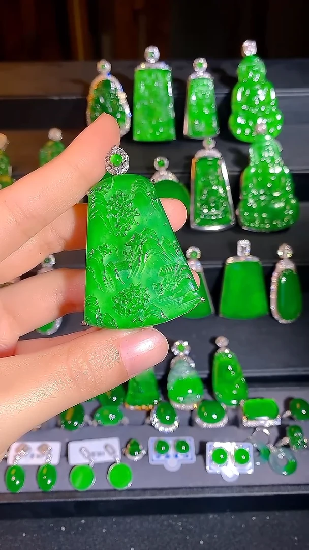 颈饰银S925镶嵌翡翠是