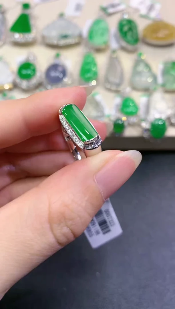 【闪购商品】翡翠戒指18K金镶嵌B66