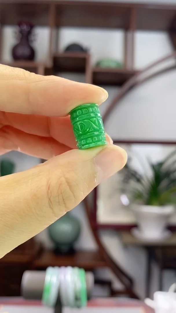 翡翠未镶嵌吊坠(赠链)X16阳绿回纹路路通