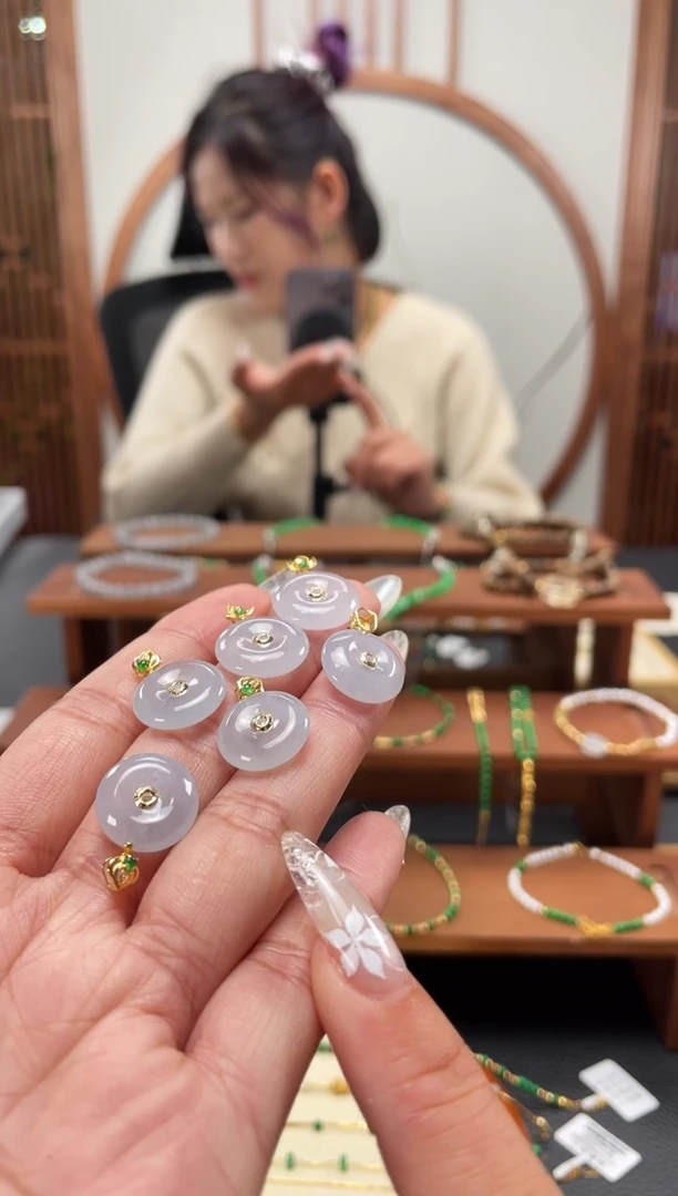 【闪购商品】翡翠吊坠(不含链)18K金镶嵌多样性发货一个  386