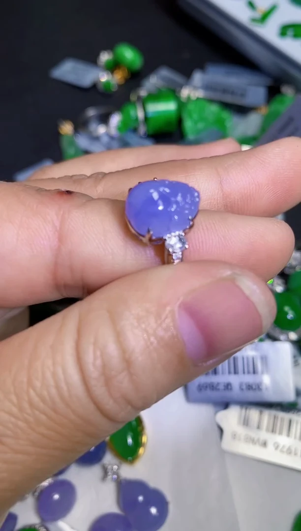 颈饰18K金镶嵌翡翠戒指