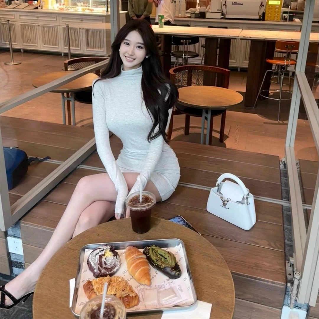 气质显身材半高领长袖收腰连衣裙女性感露背包臀短裙紧身打底裙子