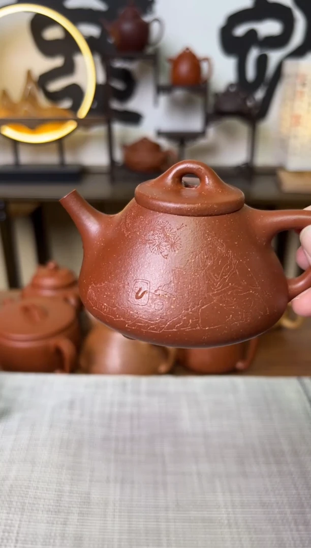 【闪购商品】段泥茶壶红降坡子冶石瓢壶人物刻170CC-甘来兵