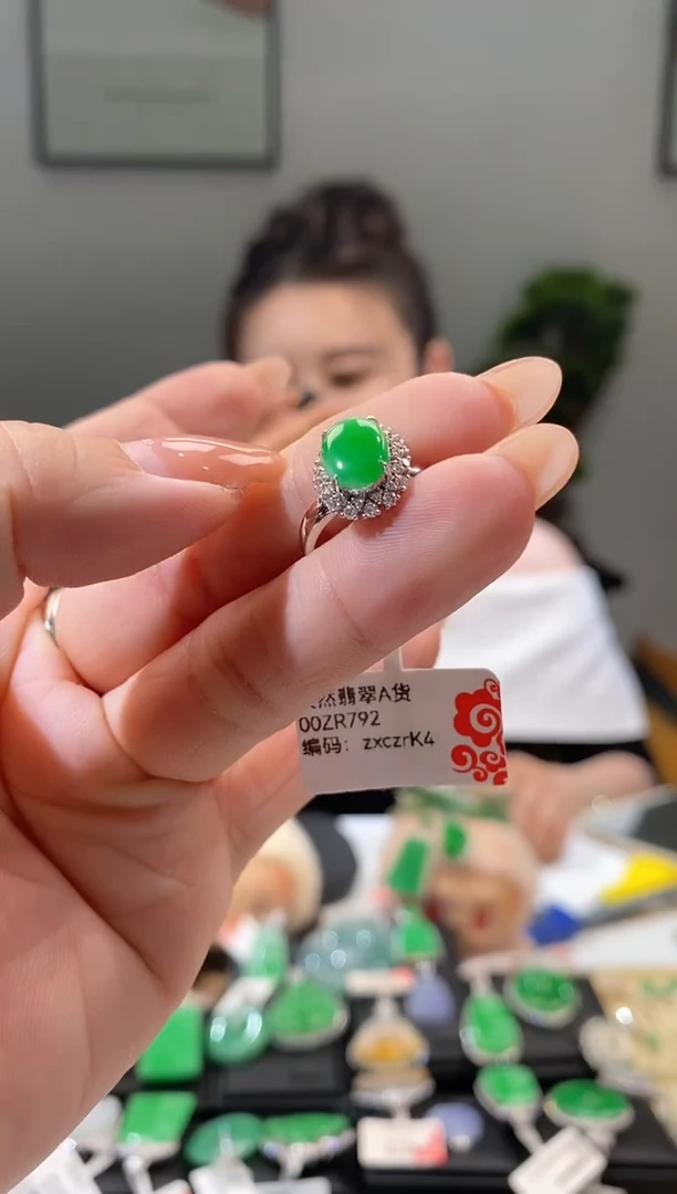 18K金镶嵌戒指翡翠戒指