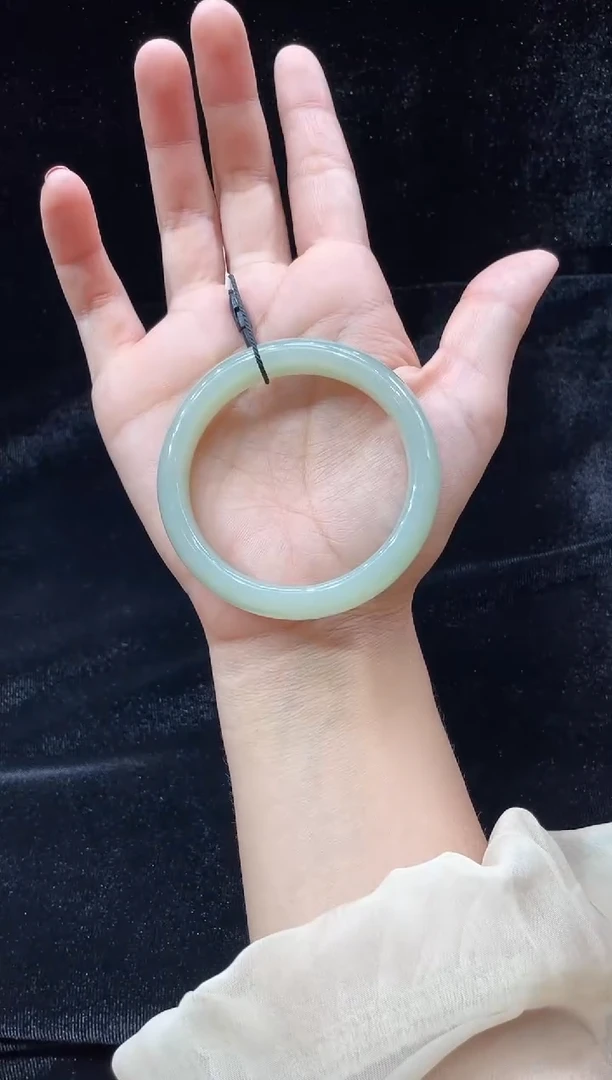 和田玉手镯未镶嵌新疆且末料青白玉54圈口上等和田玉手镯女