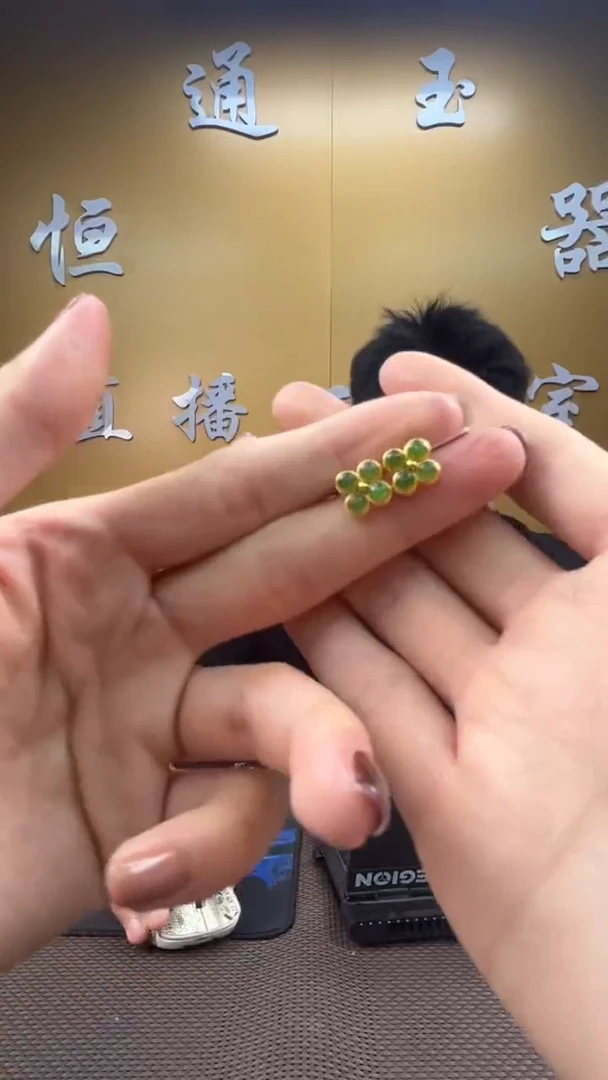 颈饰未镶嵌和田玉耳饰一对