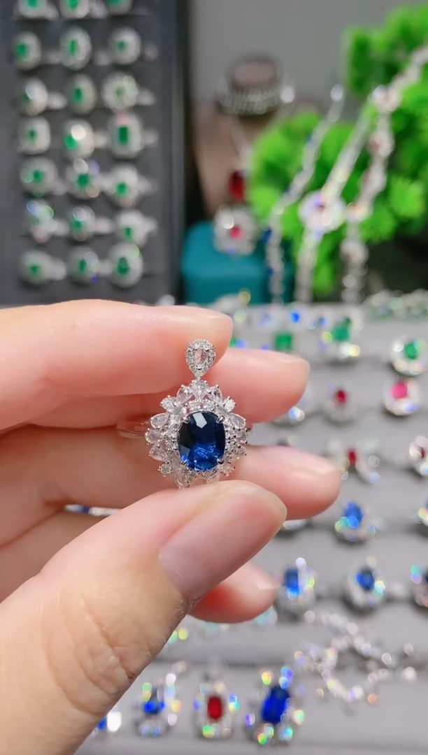 18K金戒指彩色蓝宝石18K金镶嵌.