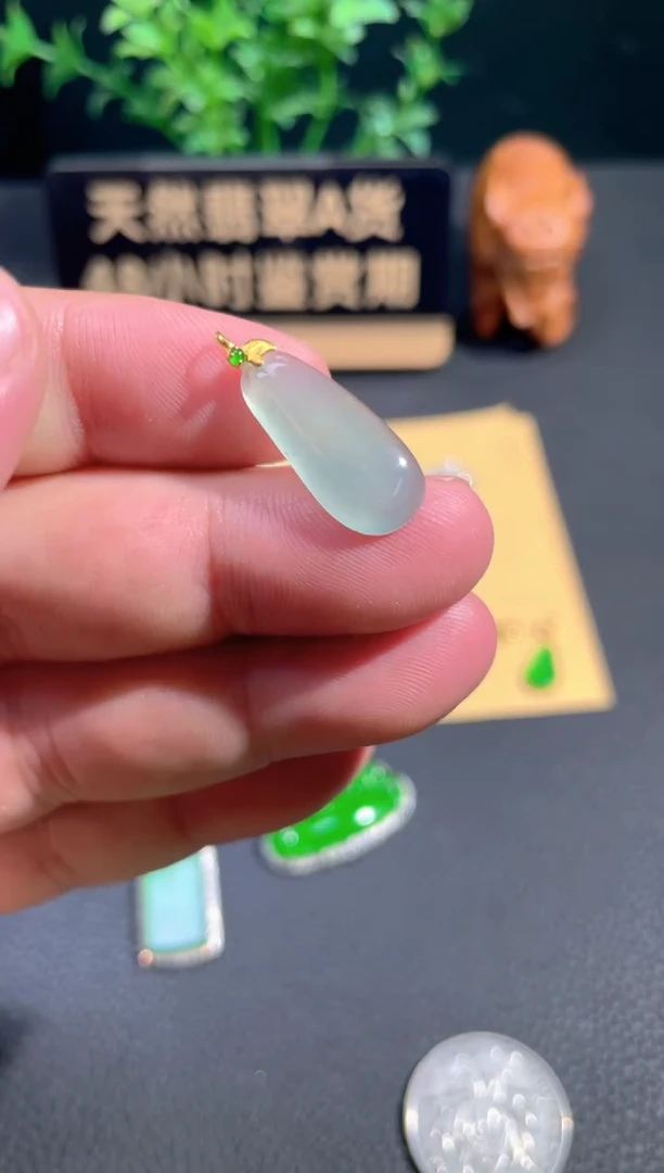 颈饰18K金镶嵌翡翠翡翠