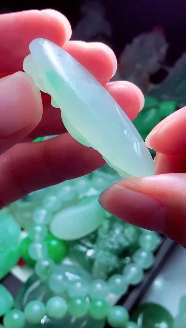 未镶嵌定制翡翠雨***?翡翠毛货定制