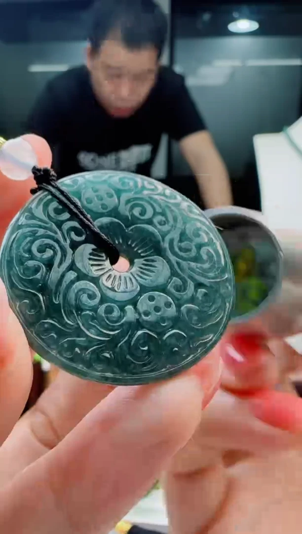 翡翠未镶嵌颈饰多样性发货其中一件