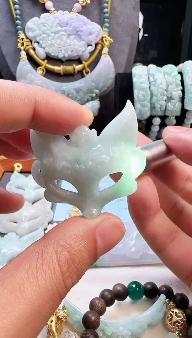 翡翠未镶嵌颈饰狐狸面具