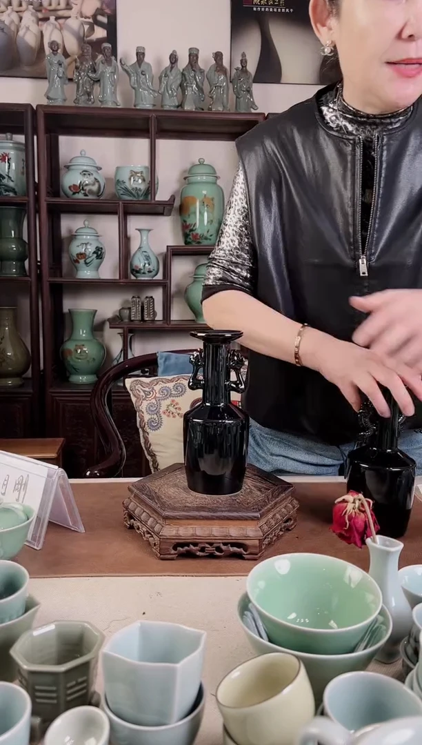 青瓷 乌金釉 凤耳瓶