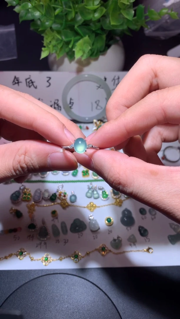 颈饰未镶嵌翡翠！1