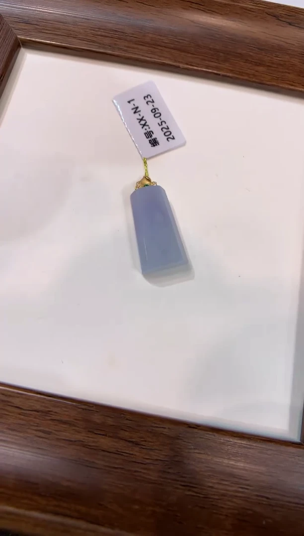 颈饰18K金镶嵌翡翠无事牌