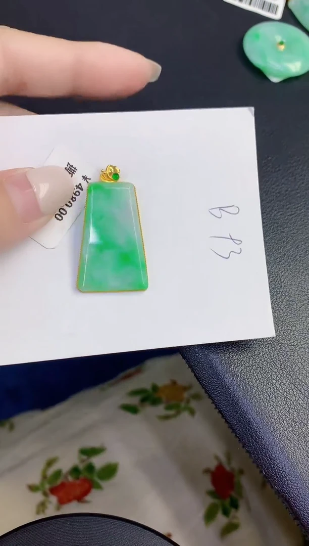 颈饰18K金镶嵌翡翠缅甸天然翡翠A货
