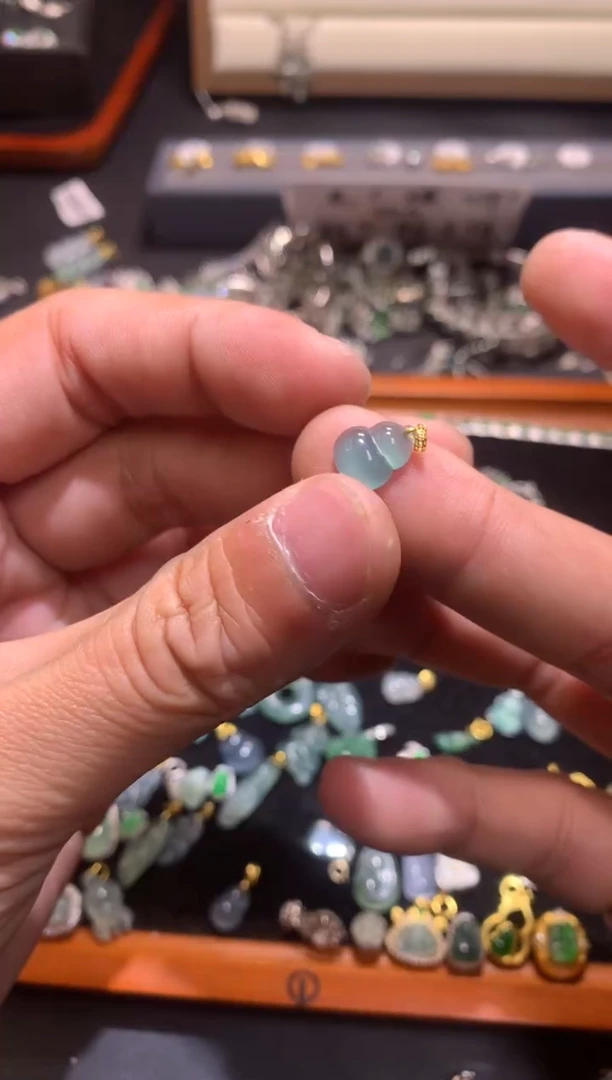 【闪购商品】翡翠吊坠(不含链)18K金镶嵌颜色随机