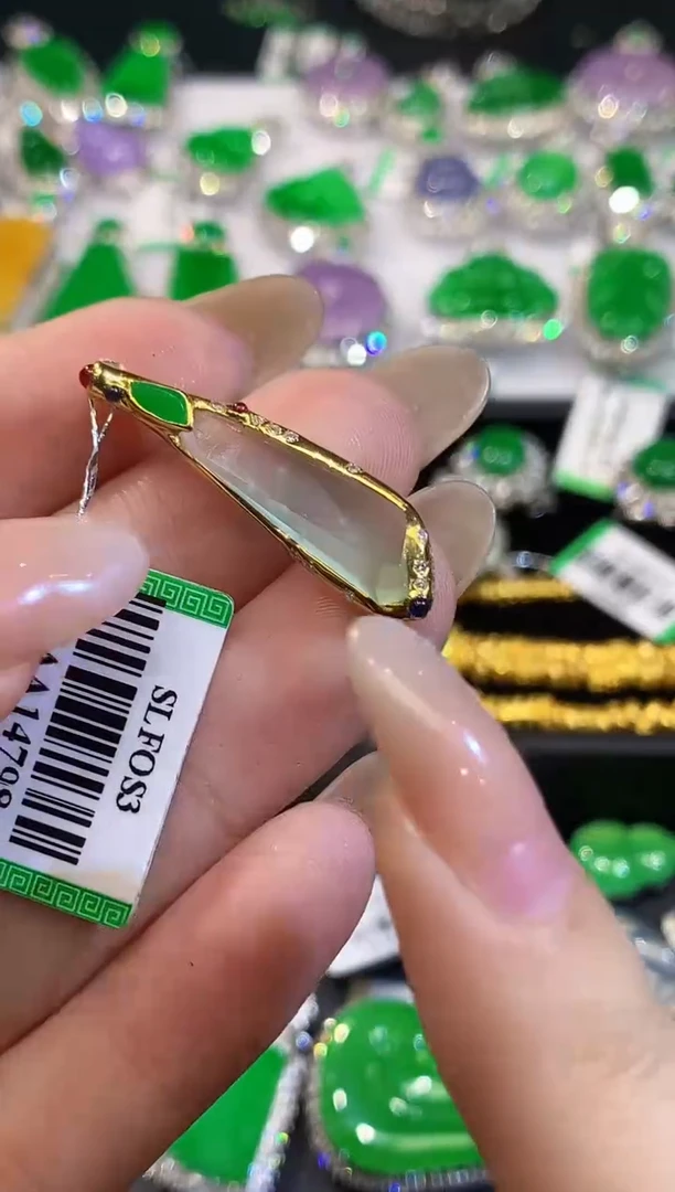 吊坠(不含链)18K金镶嵌翡翠多样性发其一